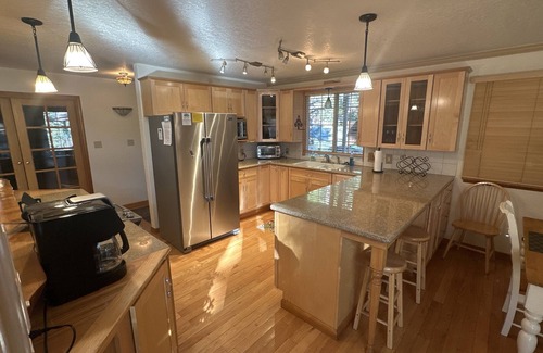 Mount Shasta House | Summit Estate large home with a Cottage.