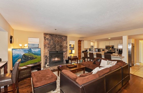 Summit Estates Condo | Summit Run by Destination Big Bear: Walking Distance to Snow Summit! Close to the Lake! Minutes from the Village!