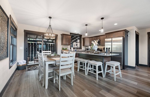 Lead House | Summit Sunset, pet friendly! Hot Tub, Pool access, paved roads, luxury finishes