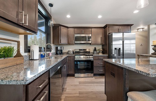 Lead House | Summit Sunset, pet friendly! Hot Tub, Pool access, paved roads, luxury finishes