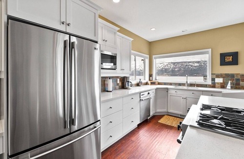 Central Okanagan House | Summit View | Private Hot Tub & Lake Views