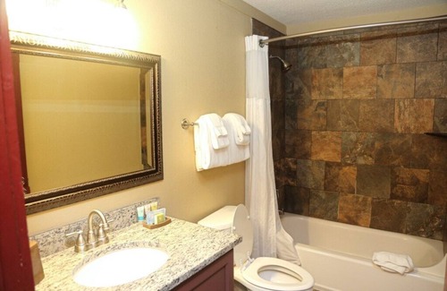 Gordonsville Cabin | Sumptuous Shenandoah Crossing, 2 Bedroom Resort Cabin, Just A Mile To Your Favorite Destinations