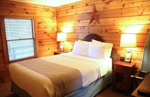 Gordonsville Cabin | Sumptuous Shenandoah Crossing, 2 Bedroom Resort Cabin, Just A Mile To Your Favorite Destinations