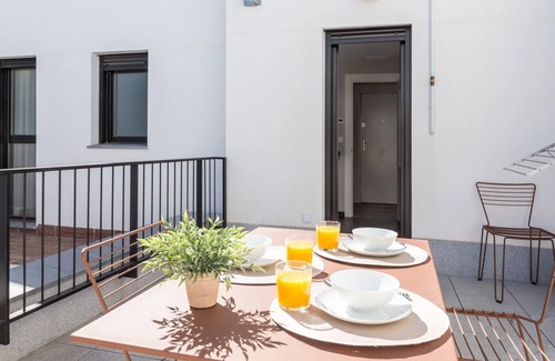 Santa Cruz Apartment | Sun bathed 2 bedroom apartment with terrace and views of the Cathedral