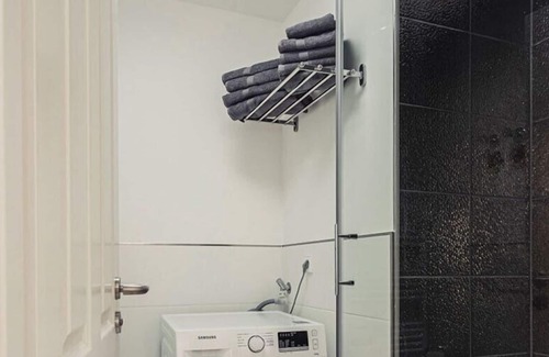Lahr House | Sun-drenched, beautiful studio apartment (No. 2) with a great kitchen