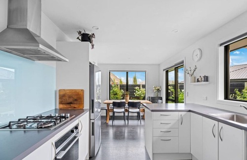 Lake Hayes House | Sun drenched family home