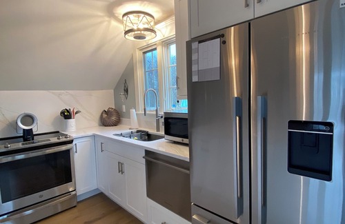 Tom Nevers House | Sun Filled 3 Bedroom upside down home