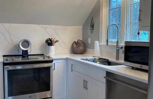 Tom Nevers House | Sun Filled 3 Bedroom upside down home