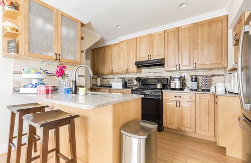 Arlington Ridge House | Sun-Filled 9BR House | Private Yard | Family & Pet Friendly | Arlington/DC