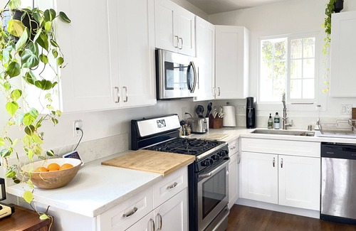 Palms House | Sun-Filled & Airy Home w/Great Outdoor Vibes. Excellent Walkable Location!