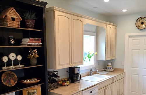 Sellwood-Moreland House | Sun-filled Charmer in Sellwood/West Moreland!