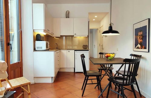 Gothic Quarter Apartment | Sun-filled, comfy & central. Views of La Rambla.RJ