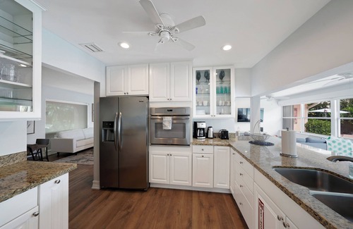 Coral Ridge Isles House | Sun-filled house by PMI