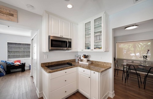Coral Ridge Isles House | Sun-filled house by PMI