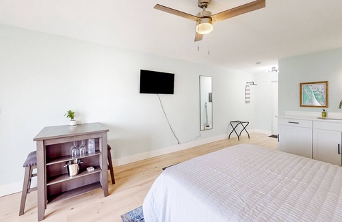 Isles of Capri Condo | Sun-filled Marco Island studio on the bay with firepit & breathtaking views