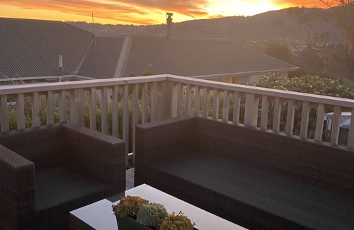 Dunedin House | Sun-filled retreat close to the University of Otago and Botanic Gardens
