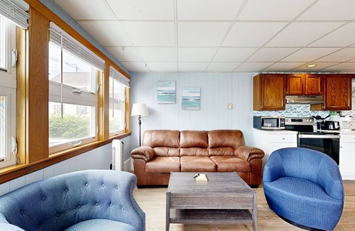 York Beach Apartment | Sun-filled & serene coastal retreat with deck & stunning ocean views - near golf