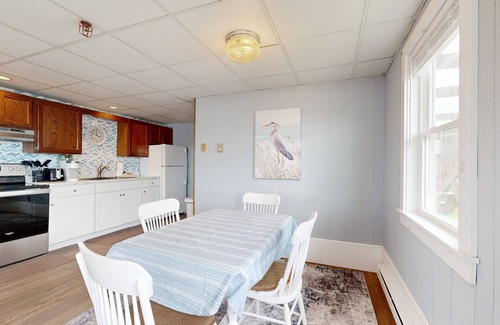 York Beach Apartment | Sun-filled & serene coastal retreat with deck & stunning ocean views - near golf
