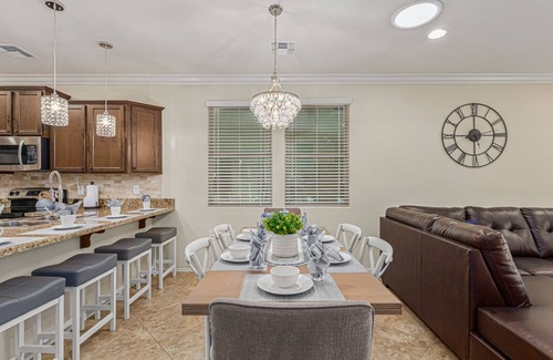 Sun City House | Sun, Fun, Hot Pool Sleeps 8, Workspace!