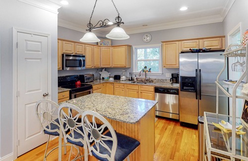 Ocean Ridge House | Sun-kissed home with AC, fireplace & W/D - short drive to the beach