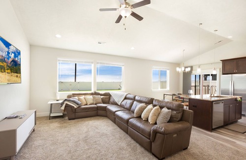 Quincy House | Sun, Pool, Golf, plus Your Private Arcade!
