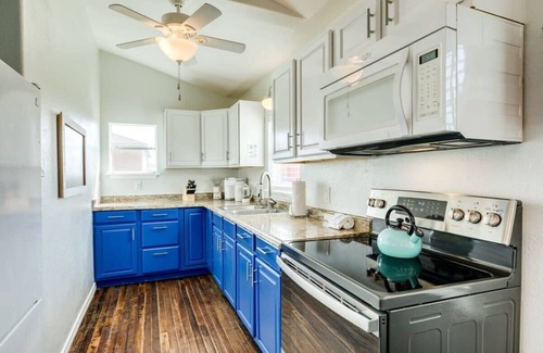 Surfside Beach House | Sun & Salt Beach Pad – Cozy, Cute, & Tail-Wagging Approved!
