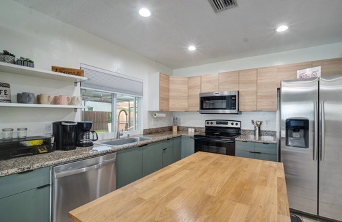 Sunrise House | Sun-Soaked FLL Getaway Pool BBQ Near Beaches