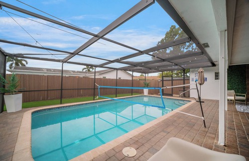 Sunrise House | Sun-Soaked FLL Getaway Pool BBQ Near Beaches