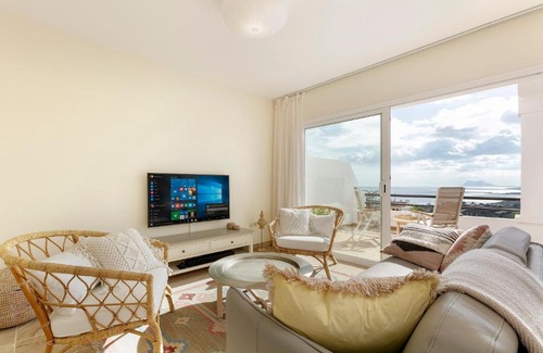 Manilva House | Sun-Soaked Home - Panoramic Sea View, Pool, Parking