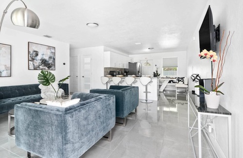 Sunset House | Sun-Soaked Retreat near Hard Rock: Beach Proximity, BBQ Bliss