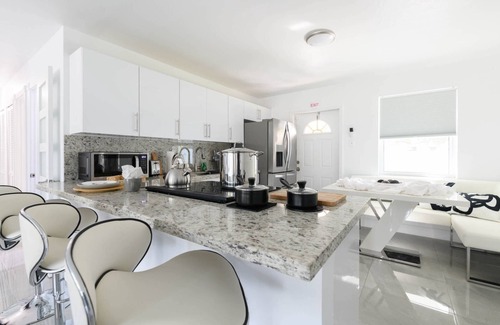 Sunset House | Sun-Soaked Retreat near Hard Rock: Beach Proximity, BBQ Bliss