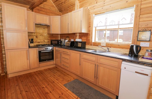 Llanbedr Cottage | SUN VIEW LODGE, family friendly, with hot tub in Llanbedr