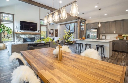 Cle Elum House | Suncadia 5 Bdrm Home with Secret Bunk Room and Hot Tub Fun for the Kids