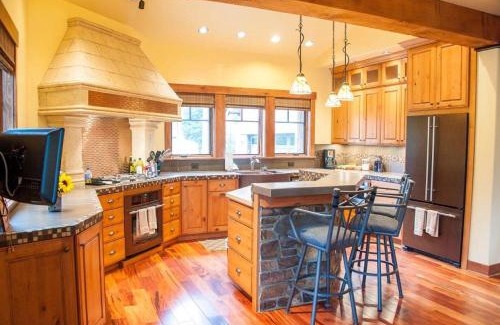 Cle Elum House | Suncadia 5 Bdrm Lodge Inspired Home with Golf Course Views