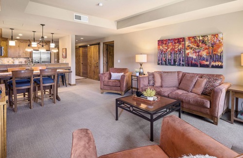Cle Elum Condo | Suncadia golf view condo with seasonal pool and hot tub!