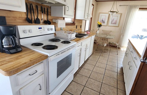 Gulf Shores House | Sunflower in the City: Location! Location! Location! Love dogs! Block from ⛱️.