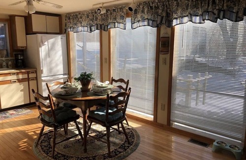 Penn Yan House | Sunflower-Keuka/Seneca-Lake View-Hot Tub-Wine Trail-Pets, 13 Wooded Acres-7 min to Beach