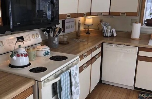 Penn Yan House | Sunflower-Keuka/Seneca-Lake View-Hot Tub-Wine Trail-Pets, 13 Wooded Acres-7 min to Beach