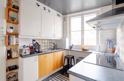 Auteuil Apartment | Sunflowers at Dawn, by Veeve