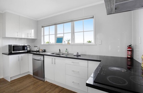 Greenlane - Ellerslie House | Sunlit Glow Home with Parking and Air-con