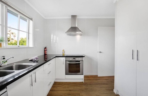 Greenlane - Ellerslie House | Sunlit Glow Home with Parking and Air-con