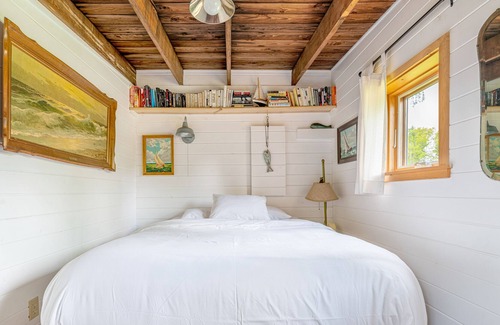 Clinton Cabin | Sunlight Beach Getaway - Waterfront Cabin