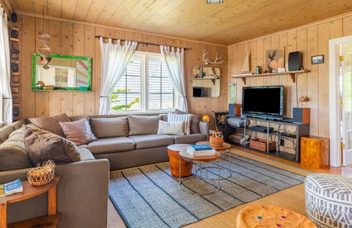 Clinton Cabin | Sunlight Beach Getaway - Waterfront Cabin
