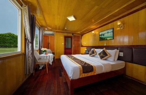 Cat Hai Boat Rental | Sunlight Cruise