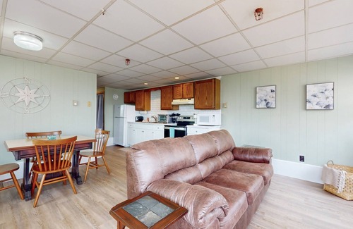 York Beach Apartment | Sunlit & charming coastal retreat with deck - near golf - across from the beach