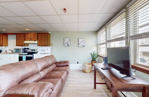 York Beach Apartment | Sunlit & charming coastal retreat with deck - near golf - across from the beach