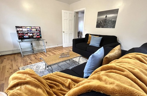 Westside Norwich House | Sunlit Retreat 2 Bed 8 min Mohegan 17 min Foxwoods