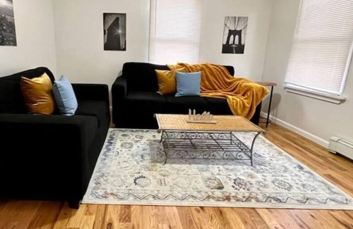 Westside Norwich House | Sunlit Retreat 2 Bed 8 min Mohegan 17 min Foxwoods