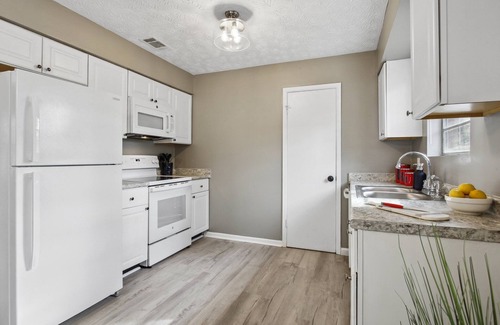 Savannah House | Sunlit Savannah: 3BR Escape, Fully Fenced Yard