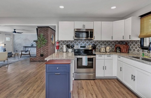 Columbia House | Sunlit Skyland Sanctuary | 1 Mi to Riverbanks Zoo